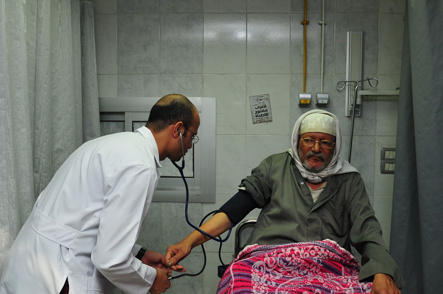 Despite the strike by medical staff, a doctor provides treatment to a man in Mounira hospital Hassan Ibrahim / DNE