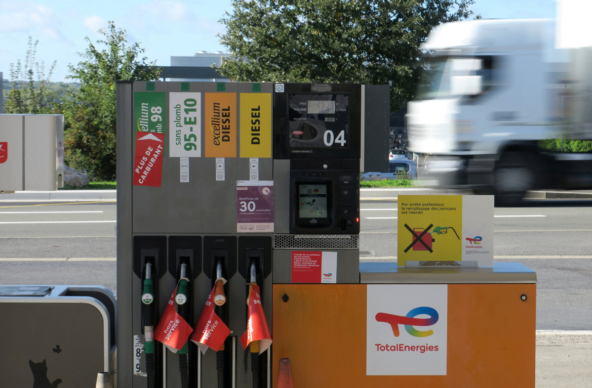 Strikes in France's TotalEnergies, ExxonMobil refineries fuel panics